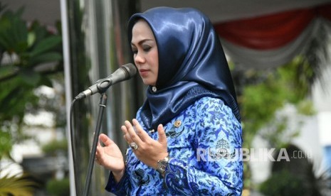 Bupati Karawang Cellica Nurachadiana saat menjadi pembina upacara HUT Korpri ke 46, Rabu (29/11).