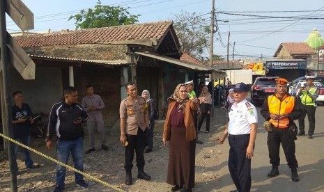 Bupati Karawang Cellica Nurrachadiana bersama Kapolres AKBP Nuredy Irwansyah dan Kadishub Arief B Maryugo, saat meninjau perlintasan kereta Warung Bambu, Selasa (27/8). 