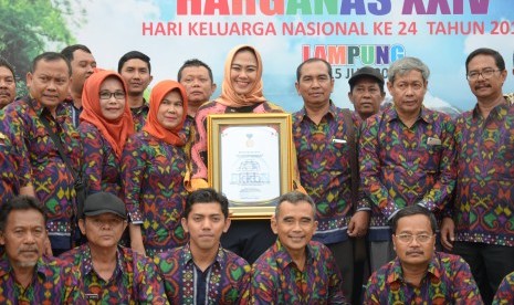 Bupati Karawang dr Cellica Nurrachadiana meraih penghargaan Manggala Karya Kencana karena dinilai sukses menjalankan Program Kependudukan dan Keluarga Berencana dan Pembangunan Keluarga Sejahtera dalam acara puncak Peringatan Hari Keluarga Nasional (Harganas) 2017 di Kota Bandar Lampung, Lampung, akhir pekan lalu. 