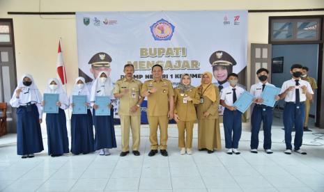 Bupati Kebumen Arif Sugiyanto dalam kegiatan Bupati Mengajar di SMPN 1 Kebumen, Selasa (9/8/22). 