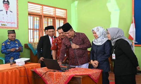 Bupati Kebumen Arif Sugiyanto dalam peluncuran Cash Management System (CMS). 