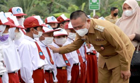 Bupati Kebumen Arif Sugiyanto menyatakan, beasiswa diperuntukan bagi siswa/siswi dari keluarga yang tidak mampu. Masing-masing siswa mendapat bantuan berupa uang sejumlah Rp400 ribu, dan semua sudah disalurkan kepada yang bersangkutan.