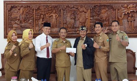 Bupati Kebumen (baju putih) bersama Kepala Desa Grenggeng, Eril Listiawan (tengah) dan jajaran pengurus Perkumpulan Aparatur Pemerintah Desa Seluruh Indonesia (Papdesi) Kabupaten Kebumen, di Rumah Dinas Bupati, Senin (1/8). 