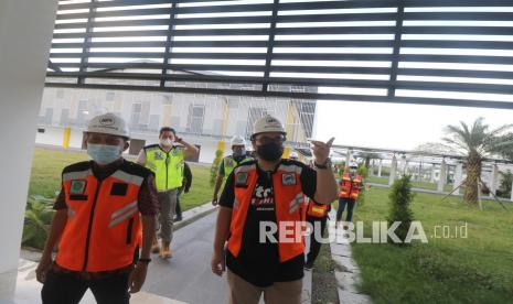 Bupati Kediri Hanindhito Himawan Pramana (kanan) meninjau gedung pendidikan non formal Sanggar Kegiatan Belajar (SKB) yang baru selesai direlokasi karena terdampak proyek pembangunan bandara di Kediri, Jawa Timur, Sabtu (24/4/2021). Sebanyak dua gedung sekolah dan satu gedung pendidikan non formal SKB direlokasi ke tempat baru karena terdampak Proyek Strategis Nasional (PSN) pembangunan bandara Kediri.