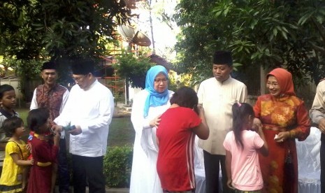 Bupati Kepulauan Seribu Asep Syarifudin (kiri) saat open house di rumah dinasnya, Kamis (8/8)