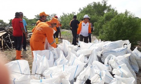 Bupati Kepulauan Seribu, Husein Murad (Baju Putih Oranye) memimpin kegiatan gempur sampah di Pulau Untung Jawa, Jumat (7/12).