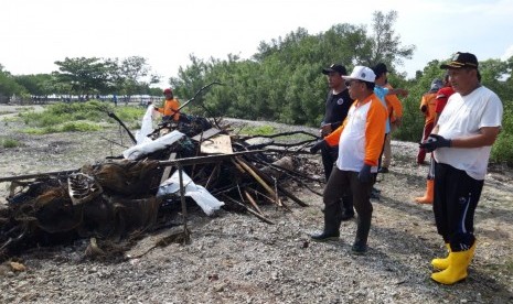 Bupati Kepulauan Seribu, Husein Murad (Baju Putih Oranye) memimpin kegiatan gempur sampah di Pulau Untung Jawa, Jumat (7/12).