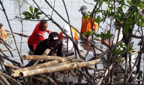 Bupati Kepulauan Seribu, Husein Murad (Baju Putih Oranye) memimpin kegiatan gempur sampah di Pulau Untung Jawa, Jumat (7/12).