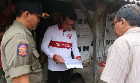   Bupati Klungkung, I Nyoman Suwirta saat melakukan sidak dan penutupan tempat hiburan Ilegal di Klungkung Bali, Ahad (6/1).