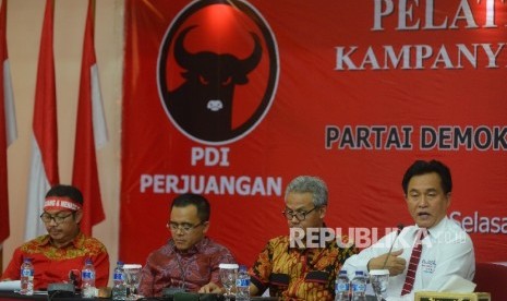 Bupati Kulonprogo Hasto Wardoyo, Bupati Banyuwangi Abdullah Azwar Anas, Gubernur Jawa Tengah Ganjar Pranowo, Politisi Yusril Ihza Mahendra (dari kiri ke kanan) menjadi pembicara dalam Pelatihan Manajer Kampanye PDIP yang diadakan di DPP PDIP, Jakarta, Kami