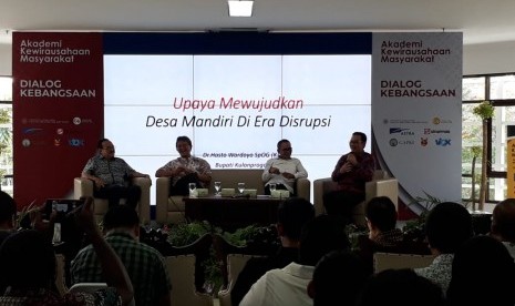 Bupati Kulonprogo, Hasto Wardoyo (kanan), saat menjadi narasumber di Fisipol Universitas Gadjah Mada (UGM).  Hasto menjadi salah satu pengisi dialog kebangsaan yang digelar Akademi Kewirausahaan Masyarakat (AKM) 