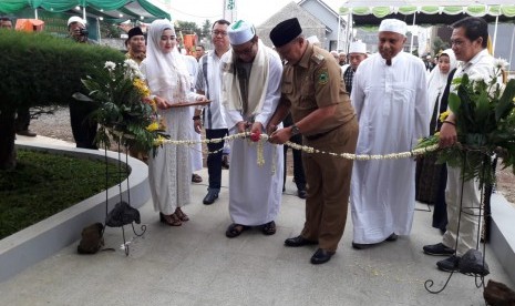 Bupati Kuningan, Acep Purnama bersama  Pimpinan Ponpes As Shidqu Kuningan, Habib Quraisi Baharun didampingi Owner Balcony View Residence, Said Achmad, meluncurkan perumahan Balcony View Residence, Kabupaten Kuningan, Senin (14/1) sore.