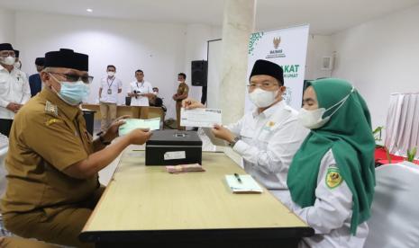 Bupati Kuningan, Acep Purnama membayar zakat melalui Baznas Kabupaten Kuningan, Senin (11/4/2022)