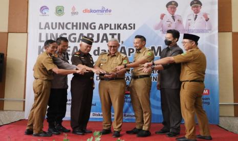 Bupati Kuningan, Acep Purnama (tengah) meluncurkan tiga aplikasi untuk mewujudkan SPBE Terpadu, Selasa (27/12/2022)