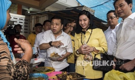 Bupati Kutai Kartanegara Rita Widyasari (tengah)