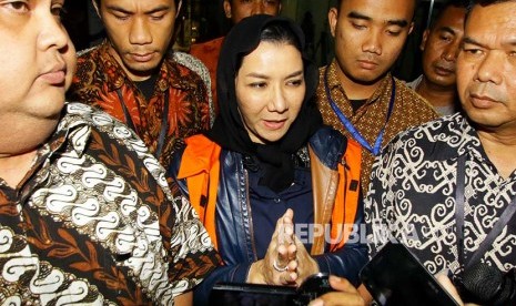 Bupati Kutai Kartanegara Rita Widyasari (tengah) dikawal petugas seusai menjalani pemeriksaan di Gedung KPK, Jakarta, Jumat (6/10). KPK resmi menahan Rita atas kasus dugaan menerima suap dan gratifikasi sebesar enam miliar rupiah dari Direktur Utama PT Sawit Golden Prima (PT SGP) Hery Susanto Gun terkait pemberian izin lokasi 