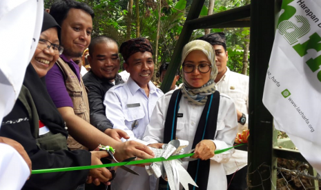 Bupati Lebak bersama Laz Harfa meresmikan jembatan gantung di Lebak, Banten.