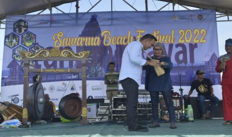 Bupati Lebak, Hj Iti Octavia Jayabaya, bersama Anggota Komisi X DPR RI Ali Zamroni S, menggelar pentas seni budaya bertajuk Sawarna Beach Festival 2022 di Pesisir Pantai Ciantir Kawasan Pantai Sawarna