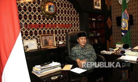 Bupati Lombok Barat Fauzan Khalid di ruang kerjanya pada Kamis (25/1).