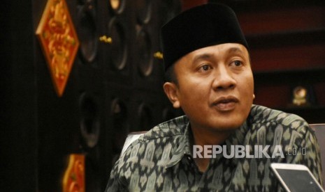 Bupati Lombok Barat Fauzan Khalid di ruang kerjanya pada Kamis (25/1).