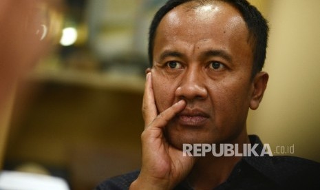 Bupati Lombok Barat Fauzan Khalid (kanan) memberikan pemaparan kepada Redaksi Harian REPUBLIKA saat berkunjung ke Kantor REPUBLIKA, Jakarta, Kamis (8/9). (Republika/Raisan Al Farisi)