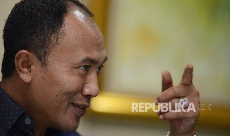 Bupati Lombok Barat Fauzan Khalid (kanan) memberikan pemaparan kepada Redaksi Harian REPUBLIKA saat berkunjung ke Kantor REPUBLIKA, Jakarta, Kamis (8/9). (Republika/Raisan Al Farisi)