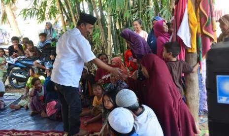 Bupati Lombok Barat Fauzan Khalid meninjau dan menyalurkan bantuan di Desa Gunungsari, Kecamatan Gunungsari, Lombok Barat, NTB, Rabu (15/8).