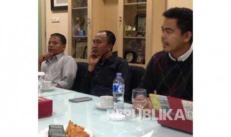  Bupati Lombok Barat Fauzan Khalid (tengah) bersilaturahim ke Kantor Republika.