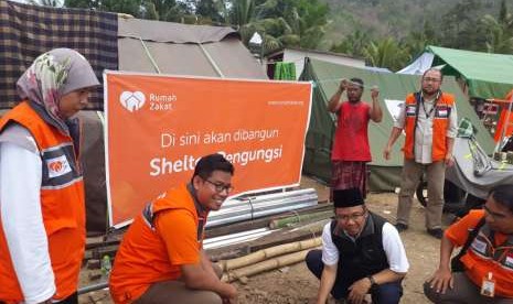 Bupati Lombok Utara Najmul Ahyar, CEO Rumah Zakat Nur Effendi, dan Direktur Program Rumah Zakat Murni Alit Baginda, meletakkan batu pertama pembangunan hunian sementara di pos pengungsian di Dusun Menggala, Desa Pemenang, Kecamatan Pemenang, Lombok Utara, NTB, Senin (20/8).