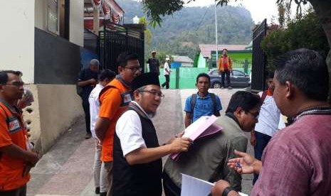 Bupati Lombok Utara Najmul Ahyar menandatangani berkas dokumen di atas punggung pegawainya mengingat keterbatasan pada masa bencana di Lombok Utara, NTB, Senin (20/8).