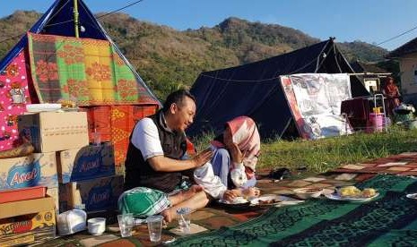 Bupati Lombok Utara Najmul Ahyar tinggal di pengungsian karena rumahnya rusak akibat gempa. Najmul tinggal di posko pengungsian bersama warga Lombok Utara lain di Dusun Menggala, Desa Persiapan Menggala, Kecamatan Pemenang, NTB.