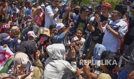 Bupati Lombok Utara Najmul Akhyar (kanan) menemui warga korban gempa yang berunjuk rasa di kantor Bupati Lombok Utara di Tanjung, Lombok Utara, NTB, Rabu (26/9). 