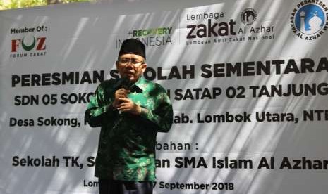 Bupati Lombok Utara Najmul Akhyar meresmikan bangunan sekolah sementara yang dibangun oleh LAZ Al Azhar. 