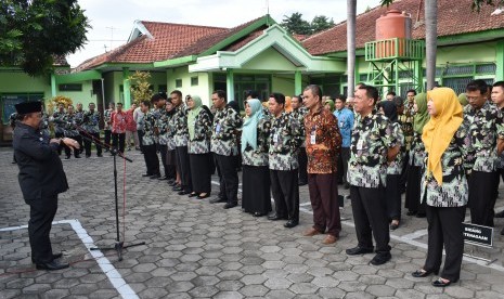 Bupati Madiun Muhtarom (kiri) memberikan pengarahan saat melakukan inspeksi mendadak (sidak) pascalibur nasional dan cuti bersama Pegawai Negeri Sipil (PNS) di Dinas Pendidikan Kabupaten Madiun, Madiun, Jawa Timur, Selasa (3/1). 