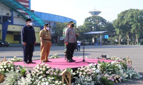 Bupati Malang beserta jajaran TNI/Polri mengadakan apel kesiapan pengamanan larangan mudik menjelang Lebaran 2021 di Halaman Stadion Kanjuruhan, Malang, Senin (26/4). 