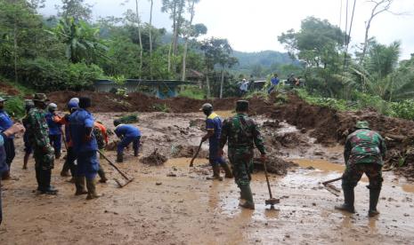 Bupati Malang, M Sanusi meninjau lokasi longsor di Ngantang dan Pujon, Kabupaten Malang, Rabu (3/2).