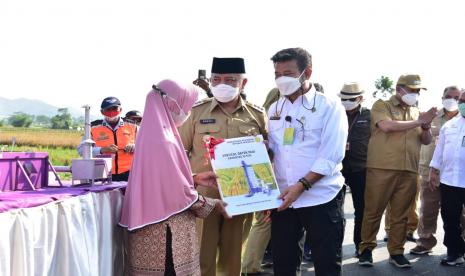 Bupati Malang, M Sanusi saat acara penyerahan bantuan alsintan Presiden oleh Mentan SYL kepada petani Kabupaten Malang di Desa Kanigoro, Kecamatan Pagelaran, Selasa (18/5).