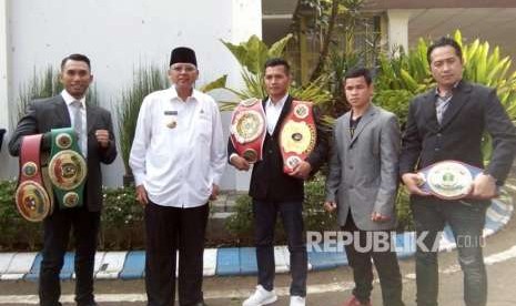 Bupati Malang, Rendra Kresna melepas petinju asal Kecamatan Pakis, Hero Tito (kelas WBC) yang akan bertanding di tingkat internasional, Pendopo Agung Kabupaten Malang, Rabu (29/8).