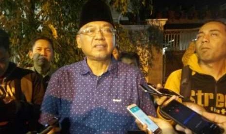 Bupati Malang, Rendra Kresna memberikan keterangan pers seusai penggeledahan ruang kerja dan rumah dinasnya di Pendopo Kabupaten Malang, Senin malam (8/10).