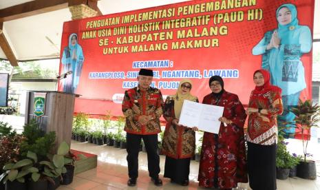 Bupati Malang, Sanusi (kiri) menghadiri kegiatan Monitoring, Evaluasi, Supervisi implementasi Pengembangan Anak Usia Dini Holistik Integratif (PAUD HI) se-Kabupaten Malang guna mewujudkan Malang Makmur, Rabu (28/12/2022). 