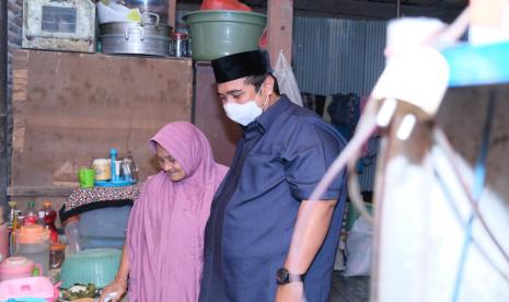 Bupati Maros Chaidir Syam saat berada di dapur rumah warga miskin, nenek Rahmah, di kelurahan Boribellaya, Kecamatan Turikale, Maros pada Malam Takbiran, Rabu (12/5).