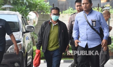 Mesuji District Head Khamami (left) arrives at KPK office after being caught in a sting operation (OTT), Jakarta, Thursday (Jan 24).