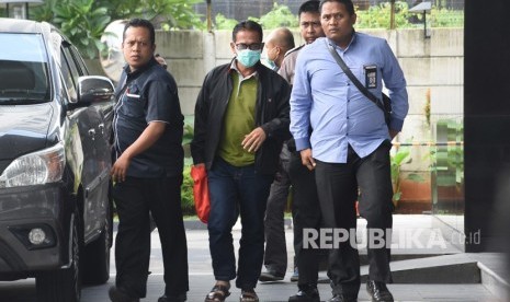 Bupati Mesuji Khamami (tengah) dikawal penyidik KPK seusai terjaring Operasi Tangkap Tangan (OTT), tiba di Gedung KPK, Jakarta, Kamis (24/1/2019). 