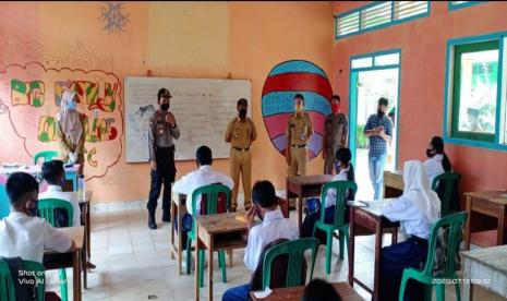 Bupati Mesuji Saply TH meninjau pelaksanaan kegiatan belajar mengajar secara tatap muka di SMKN 1 Simpang Pematang, Kabupaten Mesuji, Lampung. Satu kasus pasien positif Covid-19 perdana tercatat di  Kabupaten Mesuji, Lampung pada Sabtu (1/8). Dari 15 kabupaten atau kota di Provinsi Lampung,  Mesuji berstatus zona hijau tidak berdampak Covid-19 dan sempat bertahan lima bulan masa pandemi sejak 18 Maret hingga 31 Juli 2020.