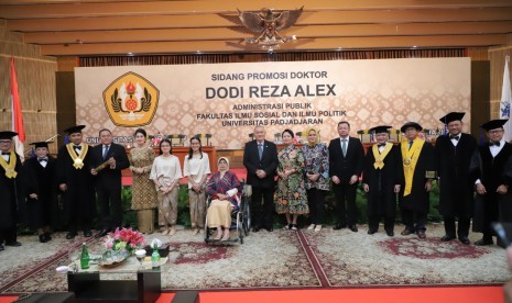 Bupati Muba Dodi Reza Alex foto bersama dengan keluarga dan tim penguji Unpad, usai sidang promosi doktor, Selasa (28/1)