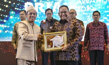 Bupati Muba Dodi Reza Alex (kanan) menerima langsung penghargaan Kategori Kabupaten Terpopuler di Media 2018 yang diserahkan Founder & CEO PR Indonesia Asmono Wikan pada malam puncak penghargaan Public Relations Indonesia Awards (PRIA) 2019 di Bandung, Kamis (28/3). 