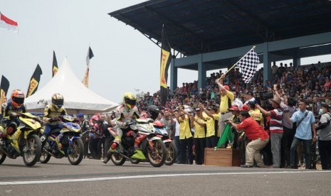 Bupati Muba Dodi Reza Alex membuka ajang motopryx regional V Sumatera di Kabupaten Muba, Ahad (22/9).