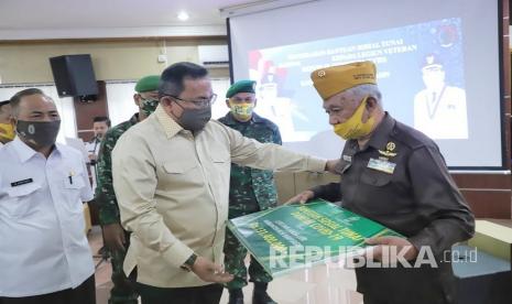 Bupati Muba Dodi Reza Alex mengucurkan bantuan untuk puluhan veteran dan janda veteran se-Kabupaten Muba, Selasa (23/6/2020) 