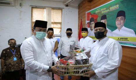  Bupati Muba Dodi Reza Alex Noerdin bersama Jajaran Pemkab Musi Banyuasin berbagi kebahagiaan iftar kepada masyarakat Musi Banyuasin.