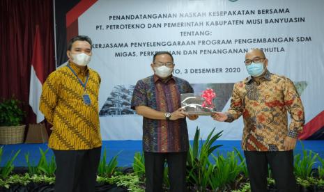 Bupati Muba Dodi Reza Alex Noerdin dan Wakil Bupati Muba Beni Hernedi menandatangani Naskah Kesepakatan bersama PT Petrotekno dan Pemerintah Kabupaten Musi Banyuasin Tentang Kerjasama Penyelenggaraan Program Pengembangan SDM, Migas, Perkebunan, dan Penanganan Kebakaran Hutan dan Lahan, Kamis (3/12), di Petrotekno Training Center, Ciloto, Puncak Jawa Barat. 